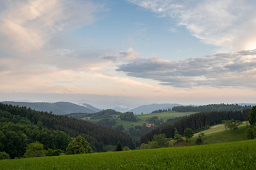 Fototapeta na wymiar Sonnenuntergang im Schwarzwald