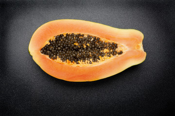 Papaya sobre fondo oscuro