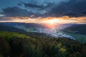 Fototapeta na wymiar dramatischer Sonnenuntergang im Schwarzwald mit Blick auf Haslach im Kinzigtal