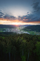 Fototapeta premium dramatischer Sonnenuntergang im Schwarzwald mit Blick auf Haslach im Kinzigtal