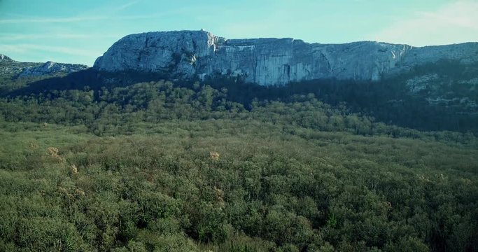 Avanc&eacute;e vers grotte Marie Madeleine