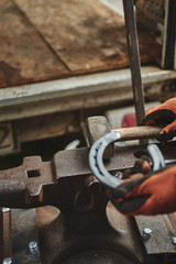 Kowal uderza młotem, formuje podkowę © PHOTOLIFESTYLE