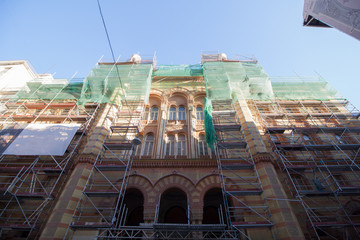 Baustelle - Fassadenarbeiten an einem alten Gebäude in der Innenstadt vno Budapest, Ungarn