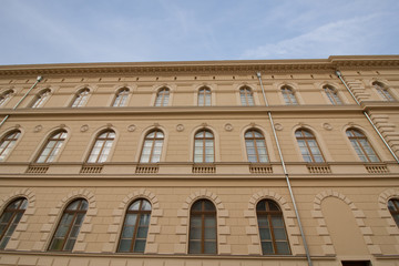 Fototapeta na wymiar Renovierte Fassade von einem historischen Altbau in Szeged, im Süden von Ungarn, Europa