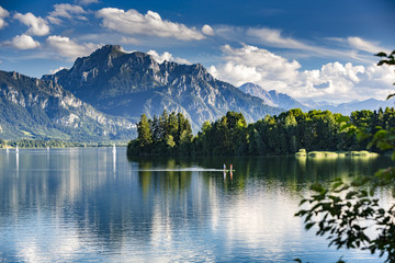 Deutschland, Allgäu, Forggensee, Panorama mit 2 Standup Paddlern © mmphoto