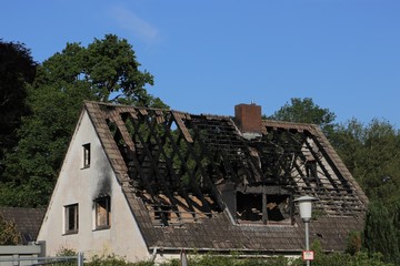Fototapeta na wymiar Haus Brand Dach