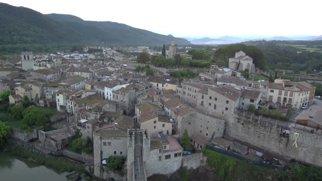 Drone en Besalu, pueblo medieval de la Garrotxa, en la provincia de Gerona, Comunidad Autónoma de Cataluña, España. Video aereo con Dron