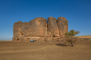 Camp with 4x4 expedition verhicle at massive rock formation – Mauritania © Heinzelmann