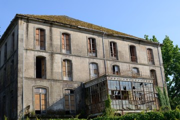 Fototapeta premium facade of an old abandoned house