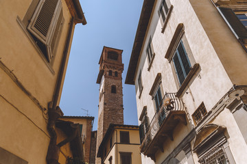 Fototapeta na wymiar narrow street in ancient european city, Pisa, Italy