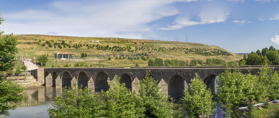 Naklejka premium Turkey, Diyarbakir's historic ten-eyed bridge (on gozlu kopru)