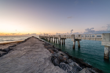 Obraz premium Dawn over the South Pointe Park Pier