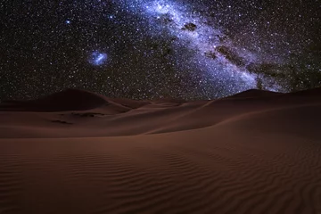 Zelfklevend Fotobehang Prachtig uitzicht op de Sahara-woestijn onder de nachtelijke sterrenhemel. © Anton Petrus