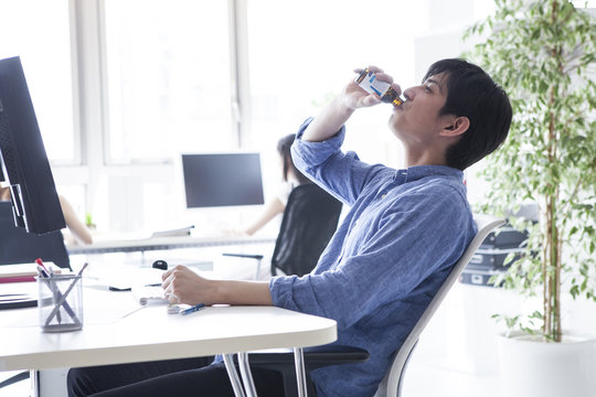 栄養ドリンクを飲んでいるビジネスマン