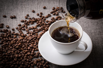 コーヒーを注ぐ