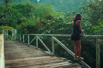 Sesi&oacute;n de fotos en puente abandonado con modelo, San Luis Potosi, Mexico
