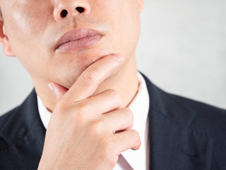 ヒゲ脱毛について考える男性ビジネスマン