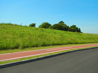 河川敷のサイクリング道路風景