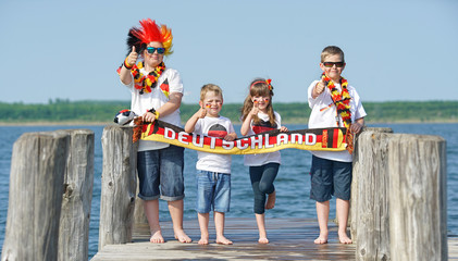 glückliche Kinder freuen sich beim public viewing © Jenny Sturm