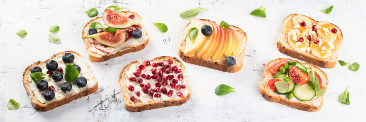 Healthy summer toasts for breakfast