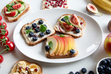 Healthy summer toasts for breakfast