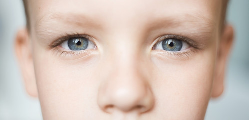 Naklejka premium Zbliżenie piękny chłopiec oko. Makro strzał piękne szare oczy.
