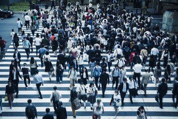 横断歩道を渡る人々