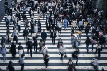 横断歩道を渡る人々