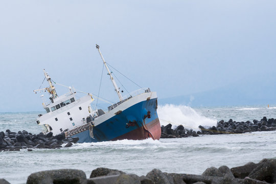 座礁した貨物船 / 海難事故のイメージ