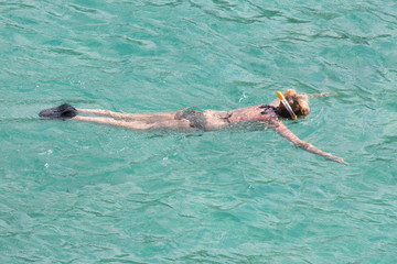 Frau schnorchelt im karibischen Meer