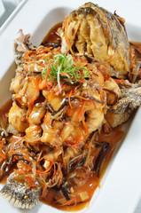        Deep-fried five sliced ingredients(lilies, sour shoots, black fungus, carrots, mushrooms) with sweet and sour fish   