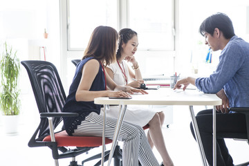 Fototapeta premium 明るくてスタイリッシュな会議室
