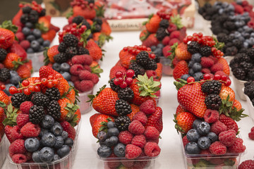 Fruta variada en tarrinas listas para el consumo.