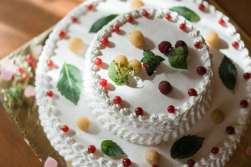 Cake with cream cheese and fresh berries.