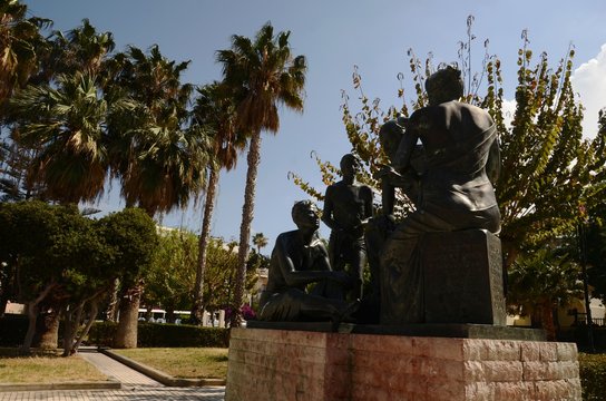 Monument &agrave; Hippocrate dans le port de Kos (Dod&eacute;can&egrave;se-Gr&egrave;ce)