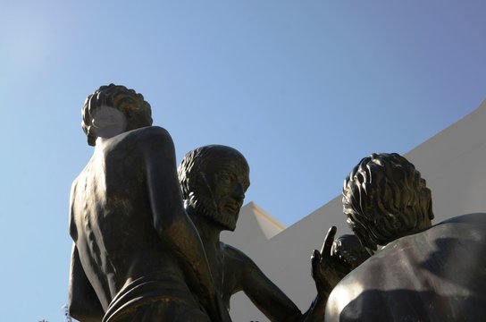 Monument &agrave; Hippocrate dans le port de Kos (Dod&eacute;can&egrave;se-Gr&egrave;ce)
