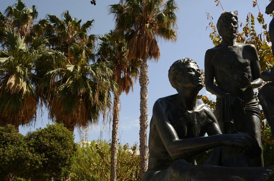 Monument &agrave; Hippocrate dans le port de Kos (Dod&eacute;can&egrave;se-Gr&egrave;ce)