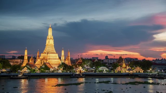 Day to Night Time lapse of Wat Arun Ratchawararam Ratchawaramahawihan temple during sunset. Landmark of Bangkok, Thailand