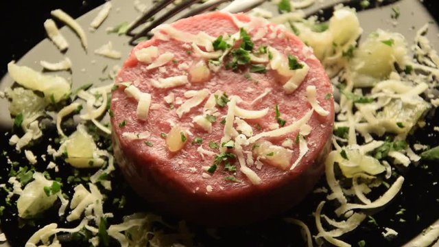 Tatarsk&yacute; biftek Tartara Tatar Steak tartare Татарский бифштекс 韃靼牛肉 Filete t&aacute;rtaro video Tartaar vlees סטייק טרטר 타르타르 스테이크 タルタルステーキ Tartarpihvi 