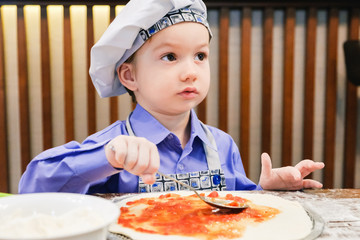 Children's master class in cooking pizza