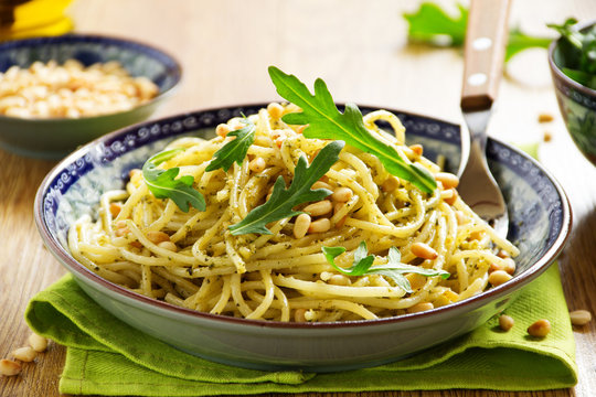 Spaghetti with pesto of arugula with pine nuts