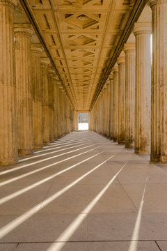 Kolonadenhof an der alten Nationalgalerie in Berlin