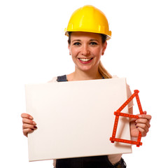 Junge Frau mit Bauhelm und Schild 