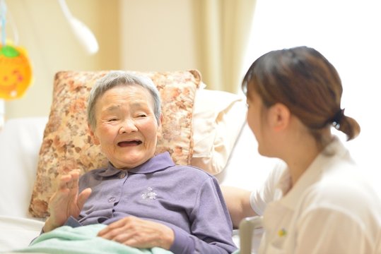 老人介護施設・ベットの母