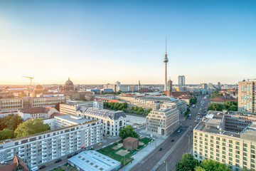 Obraz premium Berlińska wyspa rybacka z widokiem na wieżę telewizyjną