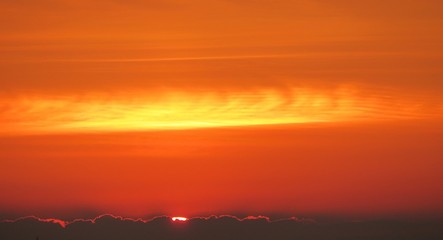 Fototapeta premium Beautiful fiery orange sunset background over the city 