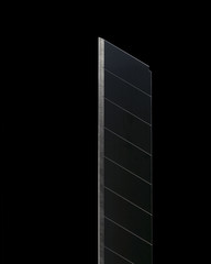 黒い背景のカッターナイフ