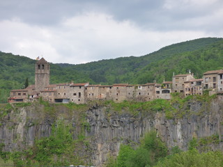 Fototapeta na wymiar Castellfollit de la Roca​​, pueblo español de la comarca de La Garrotxa, en la provincia de Girona, dentro de la comunidad autónoma de Cataluña en España