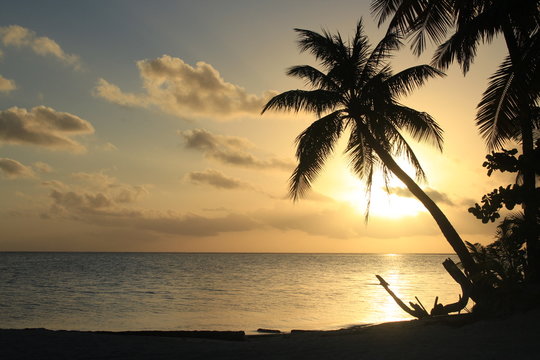 南の島のビーチで美しい夕日と夕焼け Beautiful Sunset in Tahiti paradise