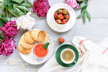 pancakes with strawberries